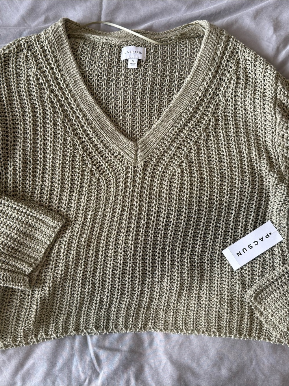 La Hearts V-Neck Cropped Knit Sweater in Olive